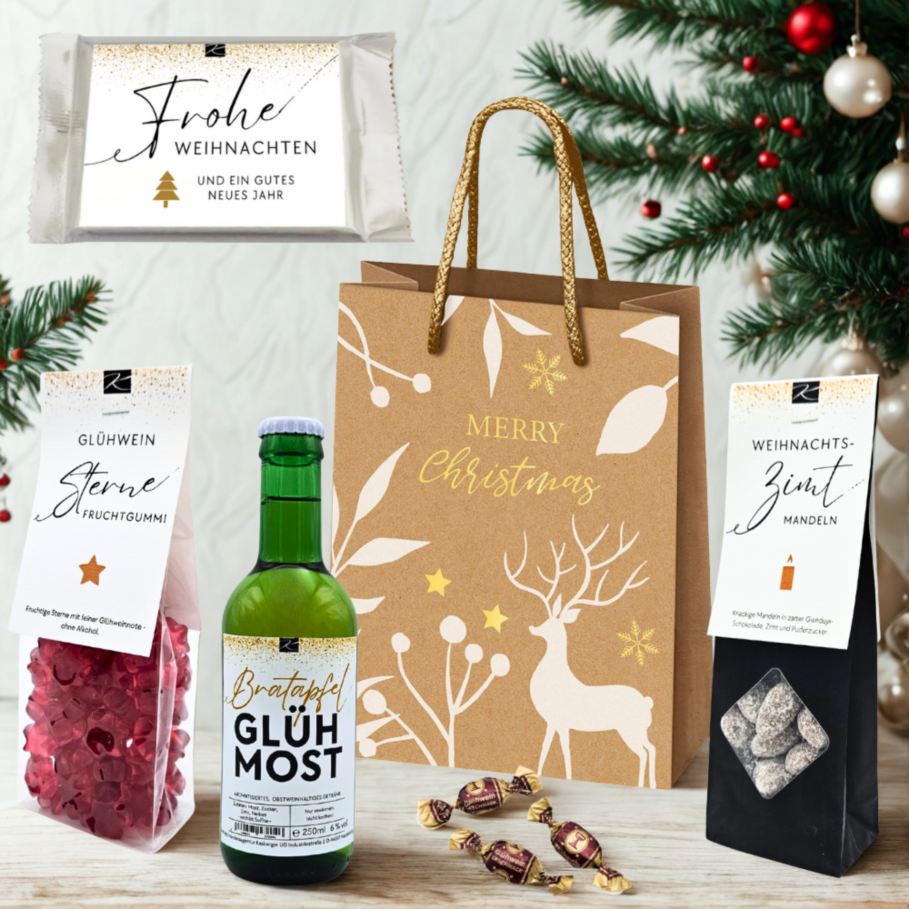 Geschenkset „Christmas Dream“ – Tasche klein mit Bratapfel-Glühmost, Weihnachts-Mandeln, Knusperwaffel & Bonbons – von Genusswelten Kasberger